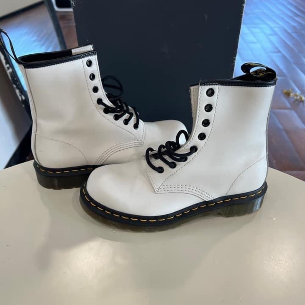 WHITE SMOOTH LEATHER LACE-UP Dr. Martens